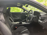 運転席まわりを見渡しやすいレイアウトで、前方の視界も確保されています。身体を支える形状のシートに座れば落ち着いて過ごせ、ドアを開けた際の乗り降りもしやすい前席空間です。