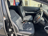 運転席と助手席は、落ち着いた色合いのシートでゆったりとした印象です。前方を見渡しやすい視界と、乗り降りしやすい開口部で毎日の移動を快適に支えます。