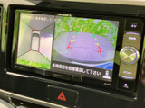 後方の映像に加えて車両周辺を上から見た表示も確認でき、駐車時の周囲確認をサポートします。画面の目安を参考にしながら状況を把握でき、切り返しや駐車位置の確認に役立つ装備です。