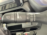【オートワイパー(AUTO)】雨が降り出した時に、雨滴検出用センサー(レインセンサー)が雨滴を感知すると、自動でワイパーが動作します。