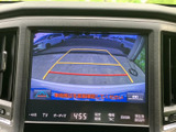 後方の様子を画面で確認しながら駐車でき、車庫入れや狭い場所での切り返しをサポートします。ガイドラインも表示され、周囲の状況を把握する際に役立ちます。