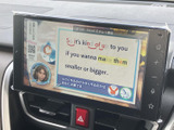 テレビ番組を画面で視聴でき、停車中の待ち時間も車内で過ごしやすくなります。画面内には番組情報や字幕も表示され、内容を確認しながら楽しめる点が便利です。視聴は停車時にお楽しみください。