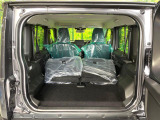 普段のお買い物や通勤、送迎等に十分な荷室スペースを確保しております。セカンドシートを倒すと、大きな荷物の積載も可能です♪