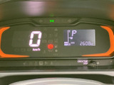 走行速度やシフト位置など、運転時に確認したい情報がまとまって表示されます。表示が見やすく、視線の移動を抑えながら状況を確認しやすい配置です。