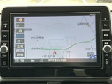 地図上に現在地や周辺の道路が表示され、目的地までの道順を確認しやすいナビ画面です。縮尺や表示項目も画面上で確認でき、慣れない場所へのお出かけや日々の移動をサポートします。