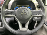左右のスポークにスイッチが配置され、手元で車内機能を扱いやすい設計です。握る部分は自然な形状で、メーターを見ながら操作できるため、普段使いでも便利にお使いいただけます。