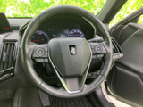 手元に各種スイッチがまとまり、運転姿勢を保ったまま必要な操作を行いやすい仕様です。握りやすい形状で、毎日の運転を快適にサポートします。