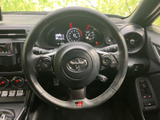 左右にスイッチ類を備え、運転姿勢を大きく崩さず手元で操作しやすい仕様です。中央のメーターも視線を移して確認しやすく、日々の運転をサポートします。