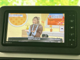テレビ映像を画面に表示できる装備で、停車中の待ち時間などに番組をお楽しみいただけます。操作画面から視聴内容を確認でき、休憩時の過ごし方の幅を広げてくれます。