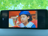 テレビ番組を画面で視聴でき、停車中の待ち時間も車内で過ごす際に活用できます。映像が画面に表示され、使いたいときに選びやすいシンプルな表示になっています。