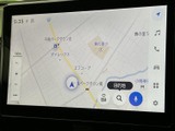 現在地周辺の道路や施設が画面に表示され、目的地検索やルート確認に活用できます。地図の文字や案内表示も見やすく、初めての場所へ向かう際にも行き先を確認しながら使える便利な装備です。