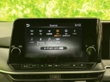 AM・FMやBluetoothなど複数の音源を画面で選べるオーディオです。表示が整理され、日々の移動で聴きたい音源へ切り替えやすく、音量調整のダイヤルも備わっています。