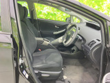 運転席まわりは前方を見渡しやすいレイアウトで、着座時も視界を確保しやすい印象です。シートやドアトリムは落ち着いた色合いでまとまり、日常使いにもなじみやすい空間です。