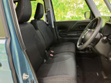 前席は視界が広く、周囲の状況を確認しやすい運転席まわりです。シートはゆったりとした形状で、落ち着いて過ごせる空間。落ち着いた色合いの内装は清潔感があり、普段使いにもなじみます。
