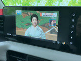 テレビ番組を画面で視聴でき、停車中の待ち時間を車内で過ごす際にも便利です。画面上に番組内容が表示され、操作メニューも近くにまとまっているため、視聴時に扱いやすい仕様です。
