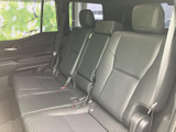 後席にはゆったり座れるシートが並び、中央席も備えた使い勝手のよい空間です。窓から外の様子を確認しやすく、ご家族やご友人との移動にも便利にお使いいただけます。