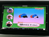画面にはテレビ番組が表示され、停車中に映像を視聴して過ごせます。色鮮やかな表示で内容を確認しやすく、休憩時間などに車内でテレビを楽しみたい方にも便利な装備です。
