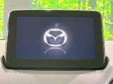 【8インチマツダコネクト】車内の雰囲気にマッチした大型のディスプレイ。スマホ接続でのナビ使用やBluetooth再生等、様々な機能が楽しめます。直感的なダイヤル操作が可能で、使い勝手も良好です。