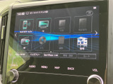 画面には地図やテレビ、Bluetoothオーディオなどのメニューが並び、目的に応じて選びやすい構成です。物理ボタンとダイヤルも備わり、画面と手元で操作を使い分けられます。