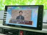 停車中にテレビ番組を楽しめる画面を備え、ニュースや情報番組などを視聴できます。見やすい位置にまとまり、待ち時間を過ごす際にも便利にお使いいただけます。