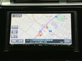 地図上で現在地や周辺の道路を確認でき、目的地までの道順を把握する際に便利です。画面には詳細・広域の切り替えも表示され、状況に合わせて地図の範囲を確認できます。