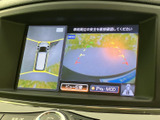 後方の映像に加え、車両周辺を上から見た表示も確認でき、駐車時の周囲確認をサポートします。画面上のガイドも目安にしながら、停車位置を確認しやすい装備です。