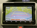 車両後方の映像とガイド線を画面で確認でき、駐車時の周囲確認をサポートします。画面上の案内も見やすく、車庫入れの際に役立ちます。