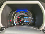 速度計とデジタル表示を組み合わせ、運転に必要な情報をまとめて確認できます。表示が視線の先に集まり、走行中も速度や燃費などの状況を把握しやすい配置です。