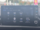 FM・AMやテレビ、Bluetooth Audioなどの選択肢が画面に表示され、聴きたい音源を選びやすい構成です。通勤やお出かけなど、日々の車内時間に活用いただけます。