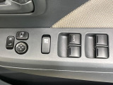 【電動格納ミラー】サイドミラーは電動格納式となっており、狭い駐車場でもキズがつくリスクを抑えられます。