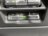 【ETC】有料道路を利用する際に料金所で停止することなく通過できる、ETC車載器(ノンストップ自動料金収受システム機器)が装備されています。セットアップを行うことで利用可能になります。