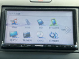 音源の切り替え画面には、iPodやUSB、SD、Bluetooth Audioなどの選択肢が表示されています。使いたい音源を画面から選べるため、日々のドライブに便利です。