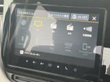 画面からテレビやラジオ、ディスクなどの項目を選べるメニューを備えています。よく使う音楽や映像のソースを確認しやすく、日常の移動に合わせて活用できる装備です。