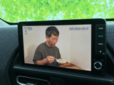 停車中にテレビ番組を視聴でき、休憩時間も車内で過ごすひとときに活用できます。画面は見やすい位置に設置され、手元のボタンやダイヤルから操作しやすい構成です。