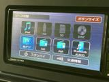 音楽やラジオなど、複数の再生ソースが画面に並び、使いたい項目を選びやすい構成です。表示が整理されており、停車中に内容を確認しながら切り替えられます。