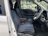 前席は運転席と助手席が並び、座面や背もたれの柄が落ち着いた印象です。窓から外の様子を確認しやすく、乗り降りの際もゆとりを感じられる空間です。