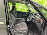 運転席と助手席は視界が広く、前方や周囲を見渡しやすいレイアウトです。シートには肘掛けが備わり、乗り降りの際もゆとりを感じられる空間で、落ち着いて過ごせる運転席まわりです。