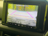 【バックカメラ】駐車時に後方がリアルタイム映像で確認できます。大型商業施設や立体駐車場での駐車時や、夜間のバック時に大活躍!運転スキルに関わらず、今や必須となった装備のひとつです!