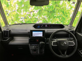 運転席から前方を見渡しやすい大きなウインドウと、視線を移しやすいメーター配置が特徴です。シートに座ったときの見通しもよく、毎日の移動を落ち着いて始められる室内空間です。