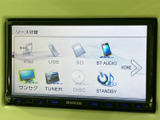 ソース切替画面から、iPodやUSB、SD、Bluetoothオーディオなどを選べます。アイコンと文字で選択肢を確認しやすく、使いたい音源へ迷わず切り替えられます。