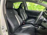 前席は座面と背もたれにゆとりを感じる形状で、運転席からはフロントまわりを見渡しやすい配置です。落ち着いた色合いのシートが車内にまとまりを与え、毎日の移動にもなじみます。
