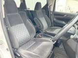 運転席まわりには十分なスペースがあり、大柄な方でもゆったり運転していただける環境です。