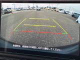 後方の映像に加えてガイド線も表示され、駐車時に周囲との距離感を確認する目安になります。後退時の安全確認をサポートし、日々の駐車を助けてくれます。