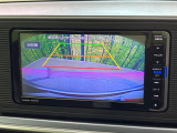 【バックカメラ】駐車時に後方がリアルタイム映像で確認できます。大型商業施設や立体駐車場での駐車時や、夜間のバック時に大活躍!運転スキルに関わらず、今や必須となった装備のひとつです!