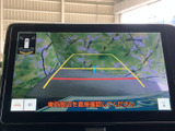 車両後方の映像に目安となるガイド線が重なり、駐車時の周囲確認をサポートします。画面を見ながら後退時の位置関係を把握しやすく、駐車が苦手な方にも頼もしい装備です。