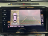 【全方位モニター】まるでクルマを真上から見下ろしたかのような視点で駐車をサポートします!クルマの斜め後ろや真横など、前後左右の4つのカメラの映像が合成されて、モニターに映し出されます。