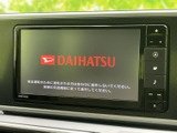 画面と本体横のボタンがまとまっており、表示を見ながら操作しやすい構成です。案内や音楽など、日常のお出かけに役立つ機能を手元で確認できるのも便利です。
