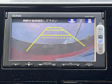 【バックカメラ】駐車時に後方がリアルタイム映像で確認できます。大型商業施設や立体駐車場での駐車時や、夜間のバック時に大活躍!運転スキルに関わらず、今や必須となった装備のひとつです!