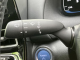 ワイパーに関する表示がレバーにまとめられ、運転席から位置を確認しやすい仕様です。天候の変化に合わせた操作を手元で行え、日常の運転に便利です。