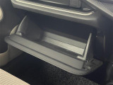 【グローブボックス】車検証、サングラスやCDなど小さい荷物が収納できるので車内を綺麗に整頓できますね。